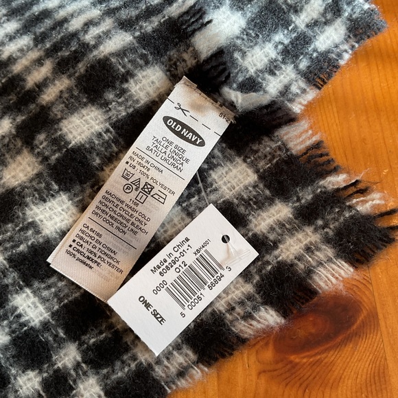 BLACK & WHITE PLAID SCARF HUGE PASHMINA OLD NAVY NWT - Picture 6 of 6